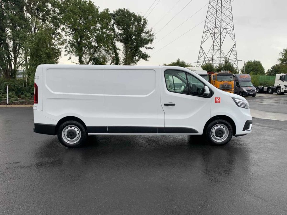 Renault Trafic Red Edition 9